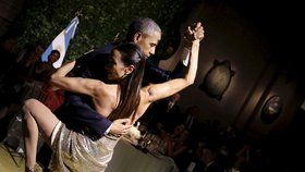Prezidentské tango: Obama se zapletl do tanečnice, první dáma si držela odstup