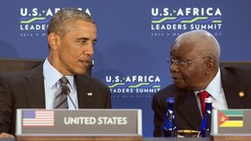 Barack Obama s bývalým prezidentem Mosambiku  Armandem Emíliem Guebuzou na summitu v roce 2014.