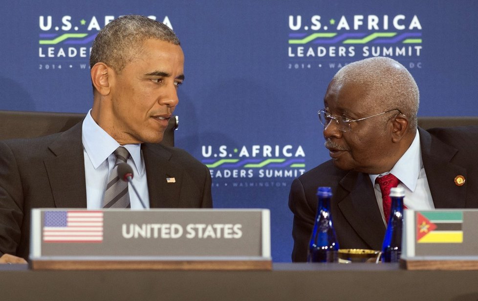 Barack Obama s bývalým prezidentem Mosambiku  Armandem Emiliem Guebuzou na summitu v roce 2014