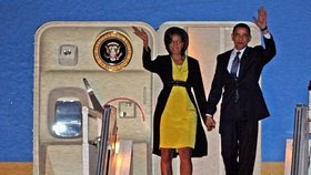 Barack Obama s manželkou přistáli v Británii