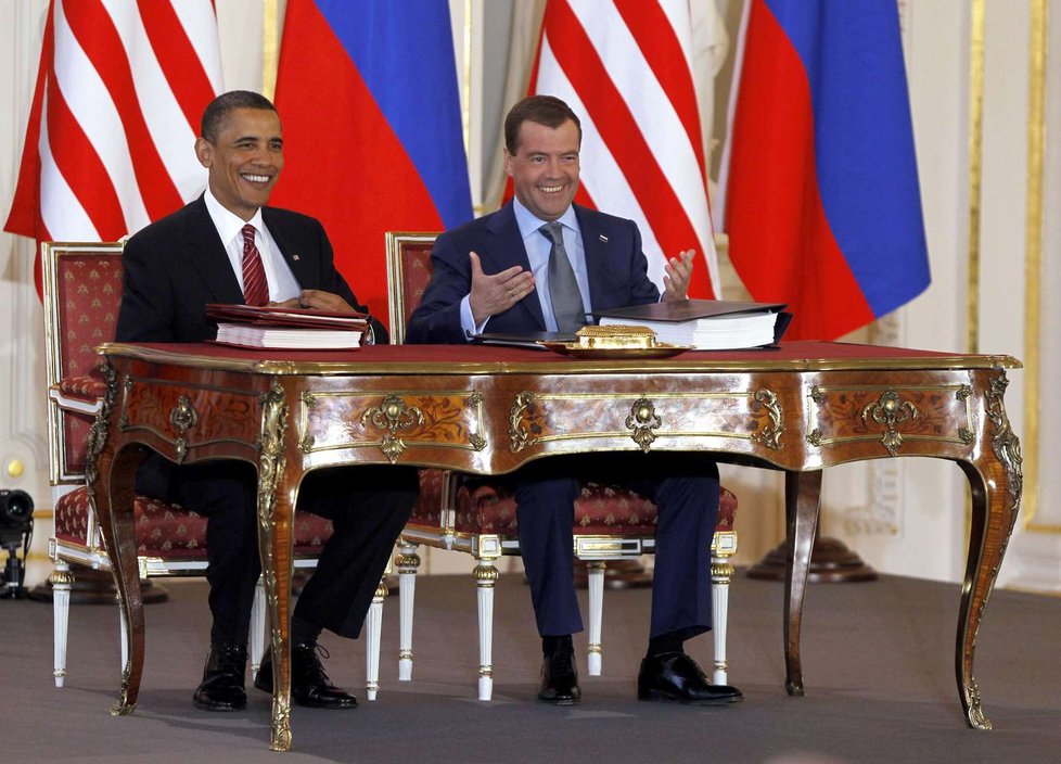 Ruskému prezidentovi museli organizátoři nastavit židli, aby seděl stejně vysoko jako jeho americký protějšek.