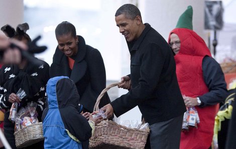 Na sladkosti od prezidenta se děti vrhaly. 