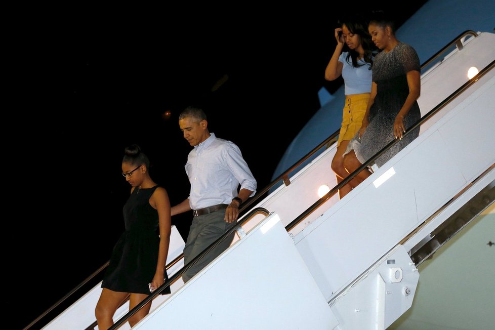 Barack a Michelle Obamovi při příletu na Havaj, kam s nimi vyrazily i jejich dcery