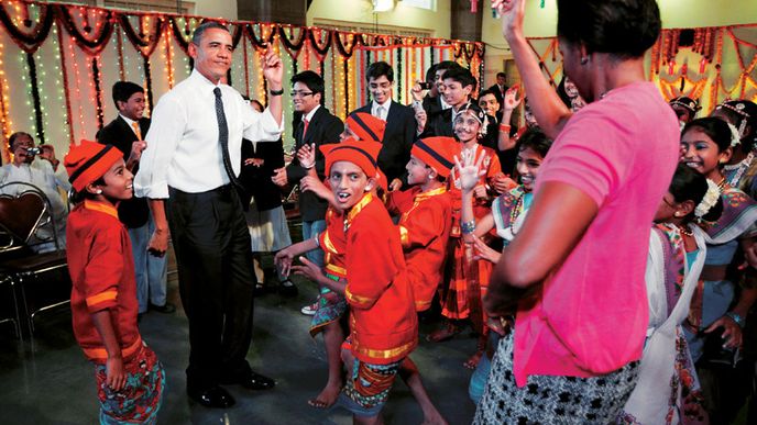 Barack Obama tancuje při návštěvě Indie s dětmi. Doma mu ale do smíchu není.