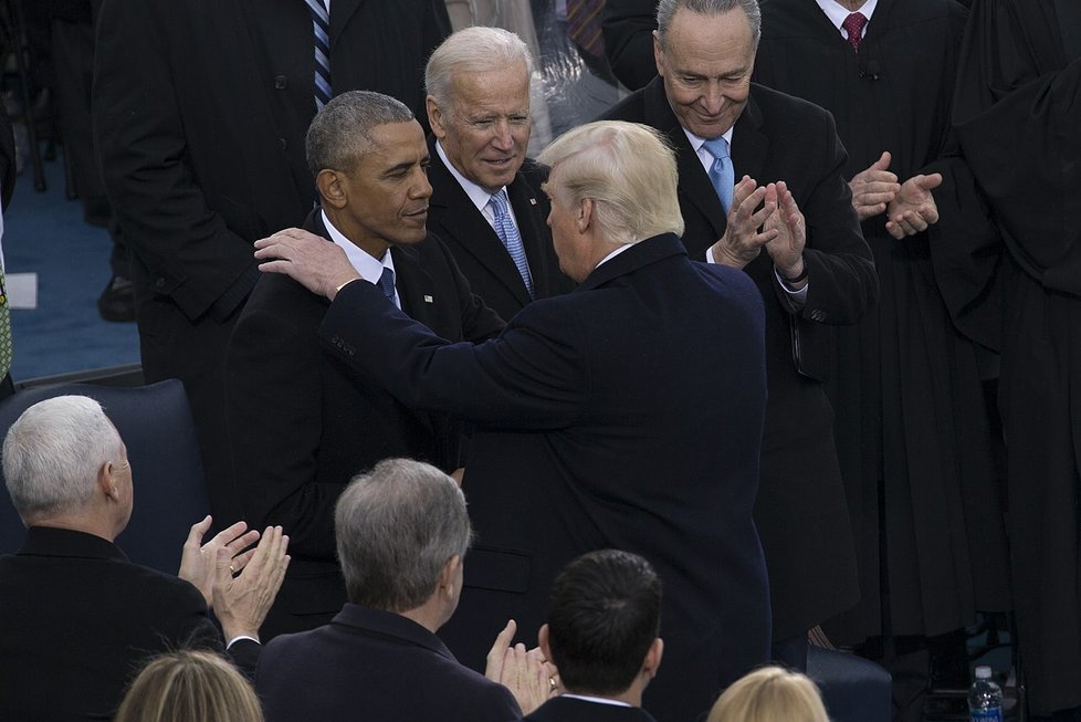 Barack Obama a Joe Biden gratulují Donaldu Trumpovi k převzetí Bílého domu (20. 1. 2017).