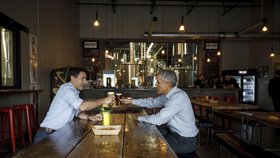 Barack Obama a Justin Trudeau zašli na pivo.