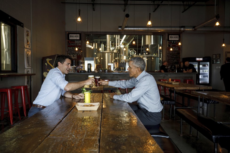 Barack Obama a Justin Trudeau zašli na pivo.