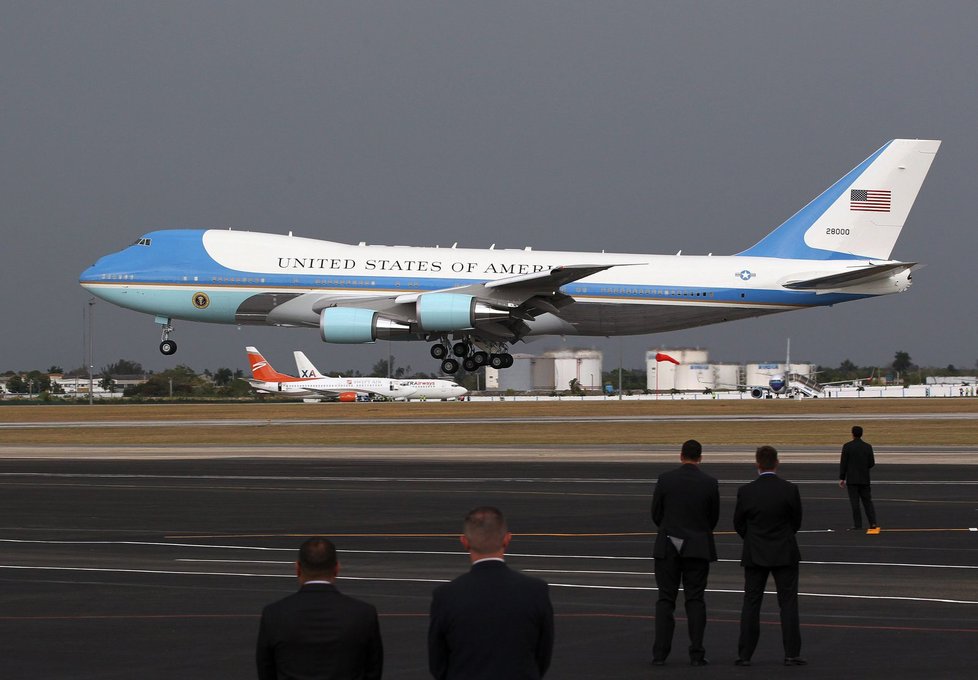 Poprvé po 88 letech:  Americký prezident přiletěl na Kubu.