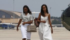Obamovy dcery Sasha (vlevo) a Malia na rodinné dovolené