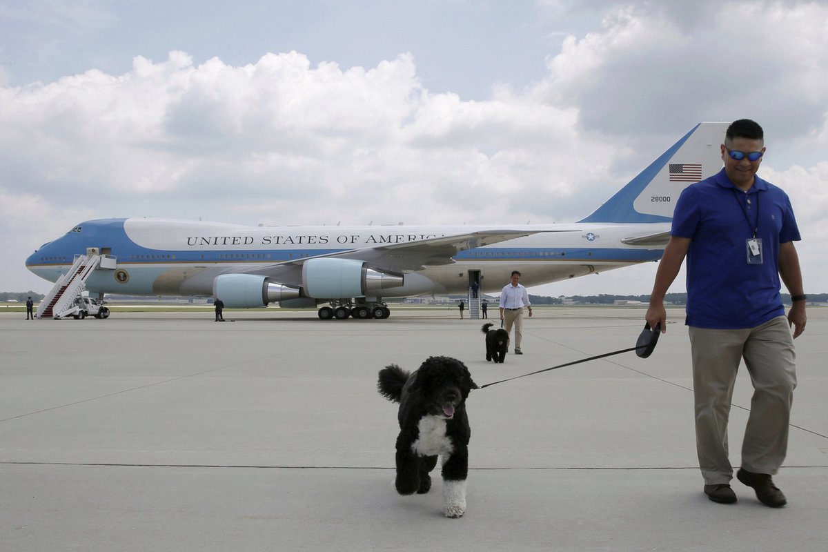 S rodinou Baracka Obamy vyrazili na dovolenou i psi Bo a Sunny