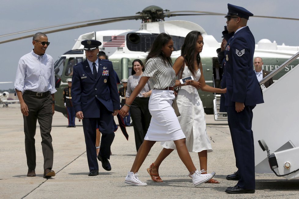 Barack Obama vyrazil na svou poslední prezidentskou dovolenou i s celou rodinou - doprovodila ho nejen manželka Michelle, ale i dcery Malia a Sasha