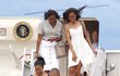 Barack Obama vyrazil na svou poslední prezidentskou dovolenou i s celou rodinou - doprovodila ho nejen manželka Michelle, ale i dcery Malia a Sasha