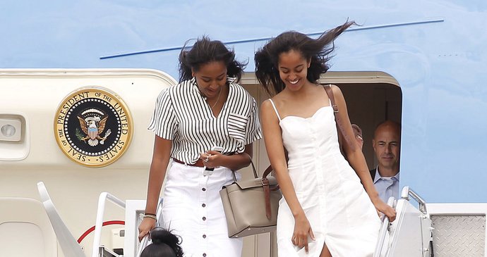 Barack Obama vyrazil na svou poslední prezidentskou dovolenou i s celou rodinou - doprovodila ho nejen manželka Michelle, ale i dcery Malia a Sasha.