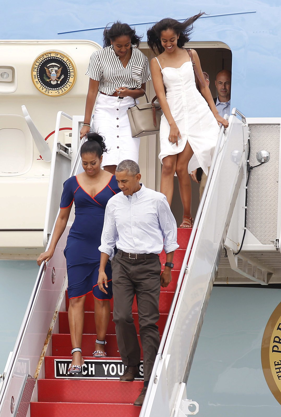 Barack Obama vyrazil na dovolenou i s celou rodinou - doprovodila ho nejen manželka Michelle, ale i dcery Malia a Sasha