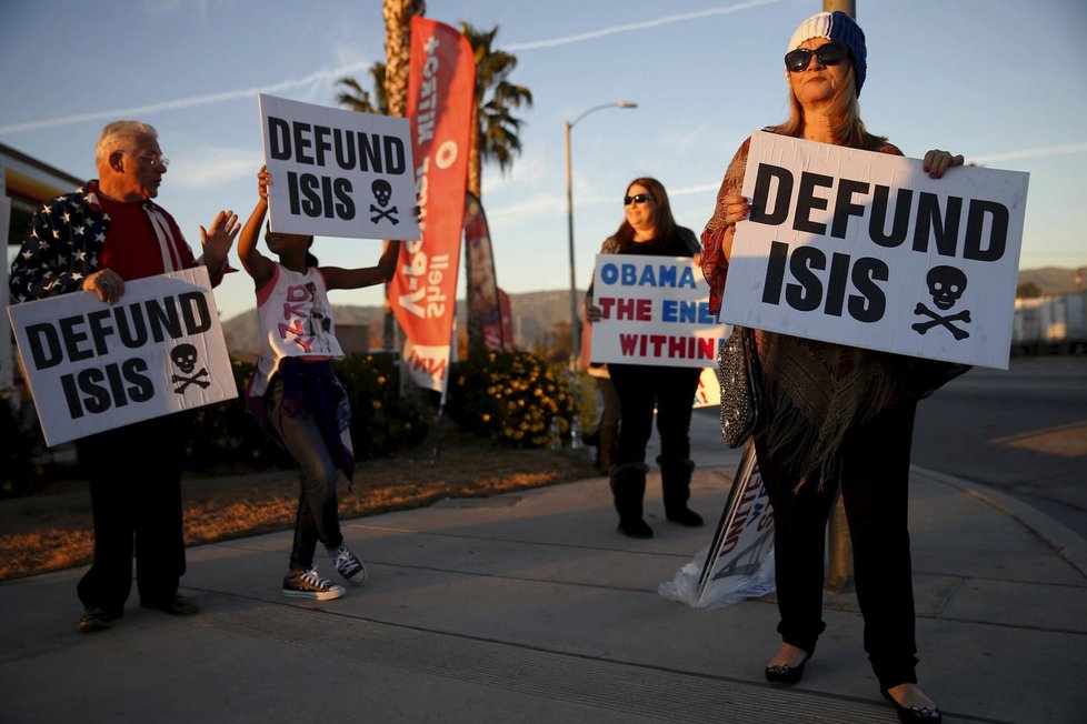 Protest před příletem prezidentského páru v USA: Zničte ISIS, vyzývali lidé po masakru v San Bernardinu.