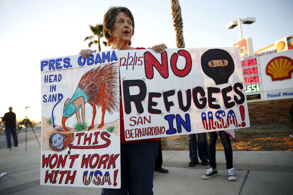 Protest před příjezdem prezidenta Obamy: Žena odmítající uprchlíky v USA. Volička Donalda Trumpa?