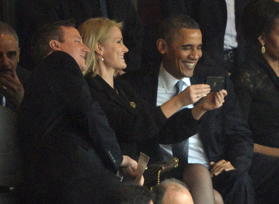 Barack Obama, David Cameron a Helle Thorning-Schmidt se bavili a manželství amerického prezidenta se začalo pomalu rozpadat.