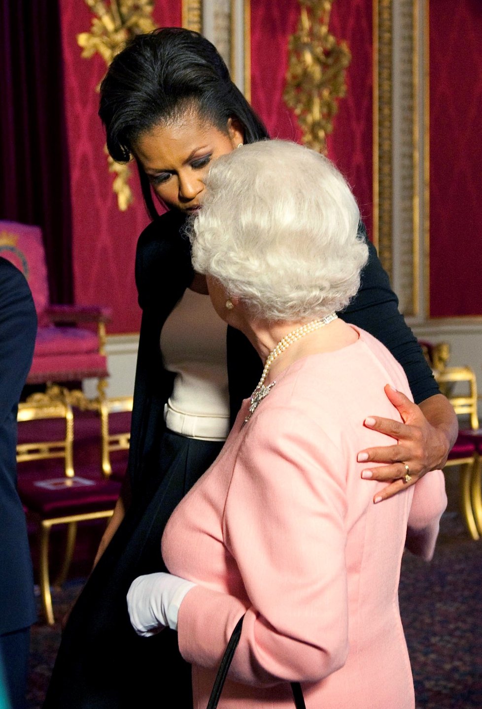Michelle Obamová objala královnu, která to opětovala (1. 4. 2009).