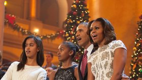 Dcery Malia (vlevo) a Sasha (vpravo) dělají Obamovi stejné starosti jako jiným otcům
