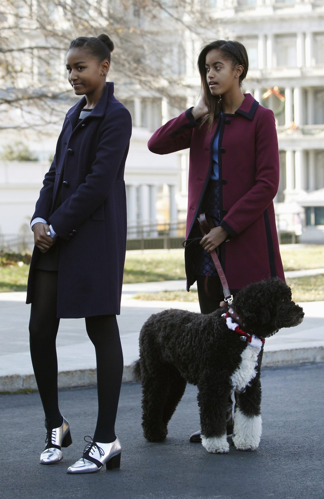 Sasha a Malia Obamovi venčí psa Bo.