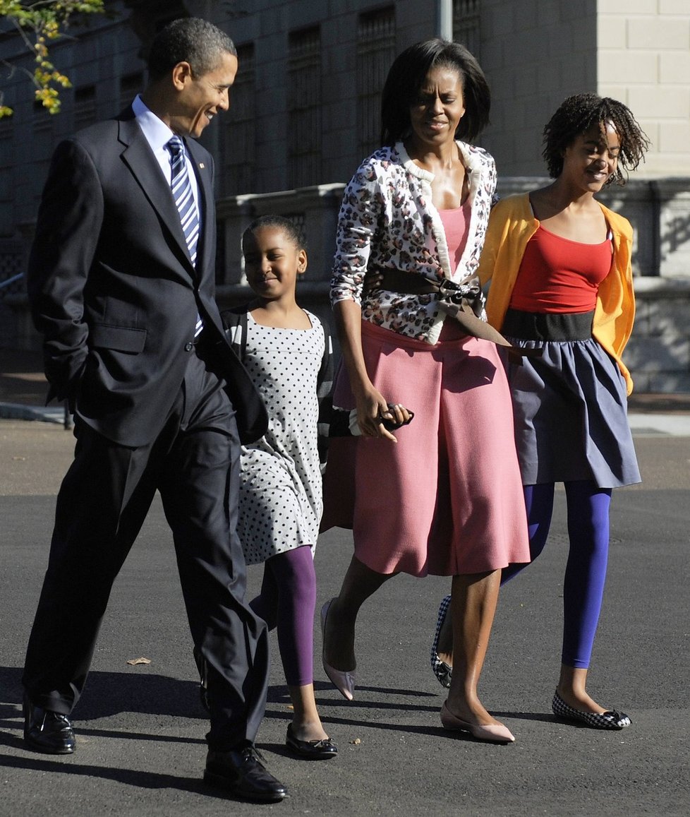 Obamovi s dcerami na snímku z roku 2009
