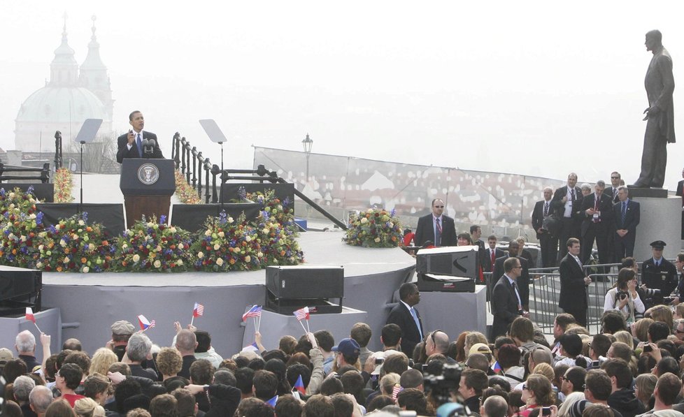 Barack Obama při návštěvě Prahy v dubnu 2009 vystoupil na Hradčanském náměstí