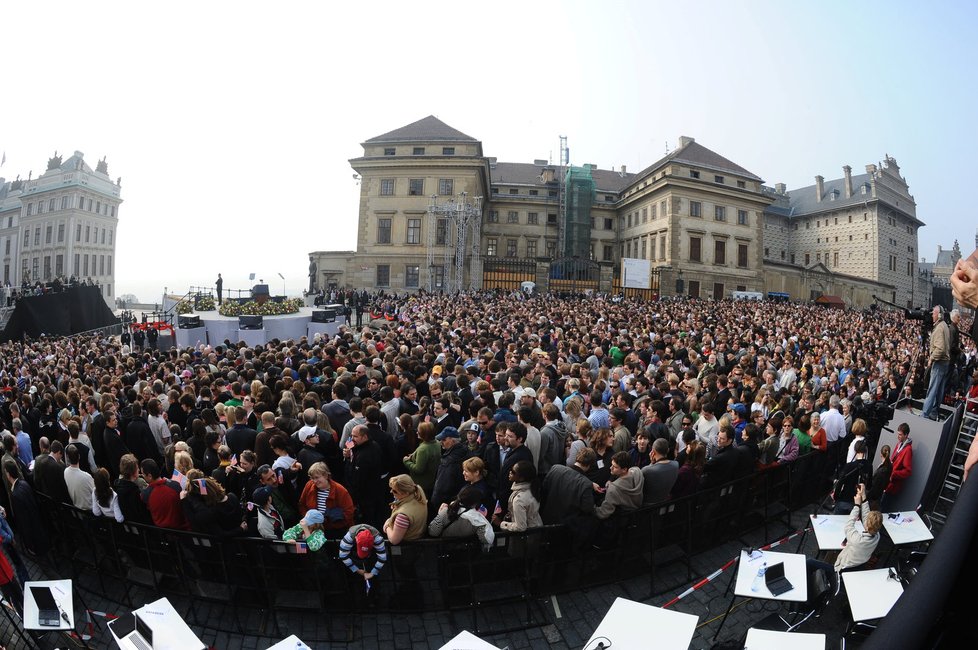 Barack Obama při návštěvě Prahy v dubnu 2009 vystoupil na Hradčanském náměstí