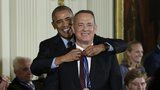 Gates, De Niro i Tom Hanks dostali medaile svobody. Obama je rozdal naposledy