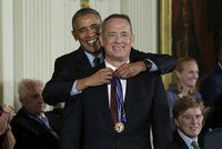 Gates, De Niro i Tom Hanks dostali medaile svobody. Obama je rozdal naposledy