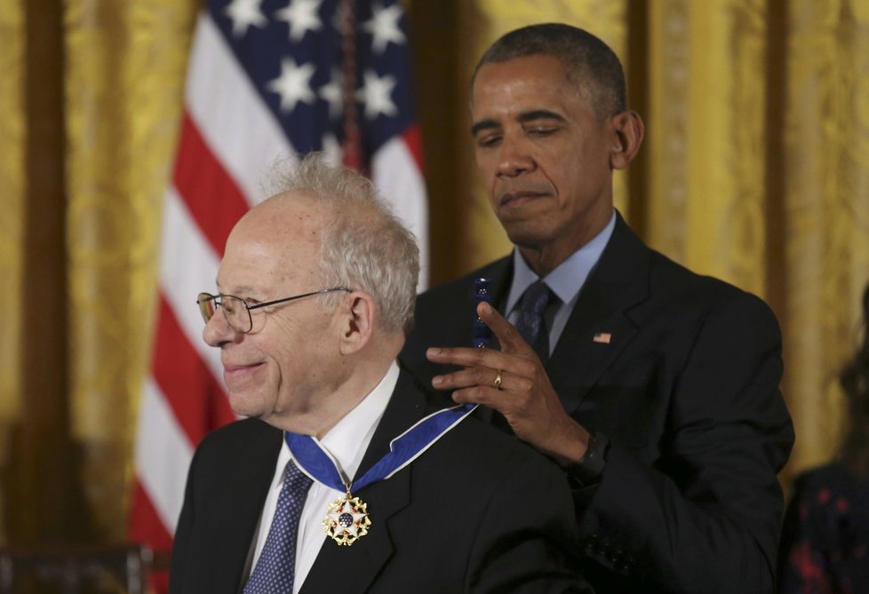 Obama rozdal americké nejvyšší civilní ocenění prezidentské Medaile svobody.