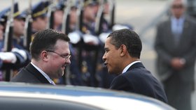 Barack Obama s tehdejším šéfem hradního protokolu Jindřichem Forejtem během své návštěvy Prahy v dubnu 2009