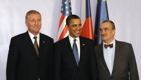 Barack Obama s Karlem Schwarzenbergem při návštěvě Prahy v roce 2009. Vlevo tehdejší premiér Mirek Topolánek.