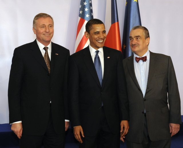 Barack Obama s Karlem Schwarzenbergem při návštěvě Prahy v roce 2009. Vlevo tehdejší premiér Mirek Topolánek.