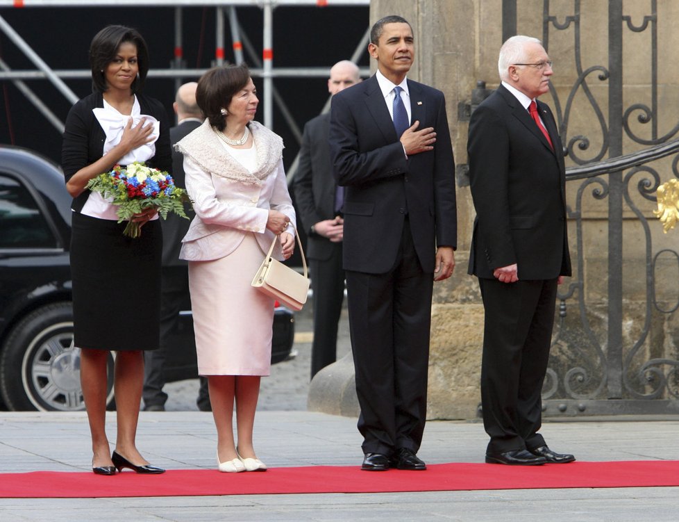 Barack Obama na Pražském hradě: S Václavem Klausem a manželkami v dubnu 2009.