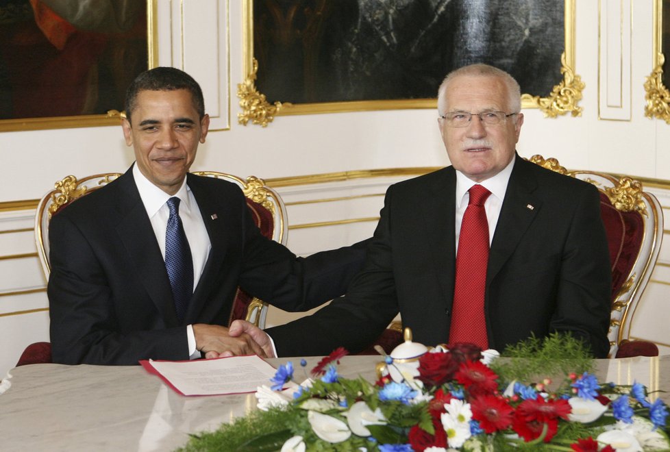 Barack Obama na Pražském hradě: S Václavem Klausem v dubnu 2009.