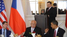 Tehdejší prezidenti Barack Obama a Dmitrij Medveděv při podpisu smlouvy START v Praze v roce 2010. Uprostřed český exprezident Václav Klaus.