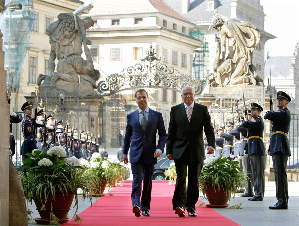 Barack Obama při své druhé návštěvě Prahy jednal v roce 2010 s Dmitrijem Medveděvem. Oba prezidenty přivítal Václav Klaus.