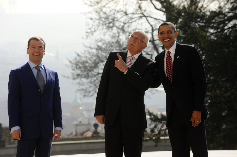 Tehdejší prezidenti Barack Obama a Dmitrij Medveděv při podpisu smlouvy START v Praze v roce 2010. Uprostřed český exprezident Václav Klaus.