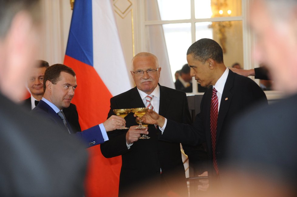 Barack Obama při své druhé návštěvě Prahy jednal v roce 2010 s Dmitrijem Medveděvem. Oba prezidenty přivítal Václav Klaus.