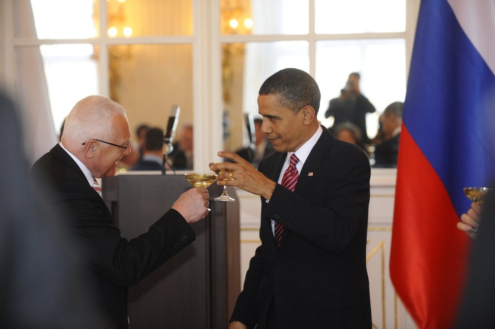 Barack Obama při své druhé návštěvě Prahy jednal v roce 2010 s Dmitrijem Medveděvem. Oba prezidenty přivítal Václav Klaus.