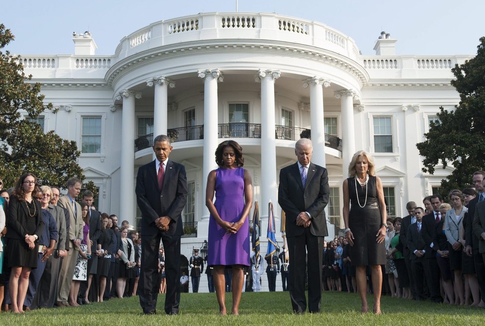 Prezident Obama s manželkou Michelle a viceprezidentem Bidenem vyšel před Bílý dům přesně v dobu, kdy první letadlo narazilo do World Trade Centre