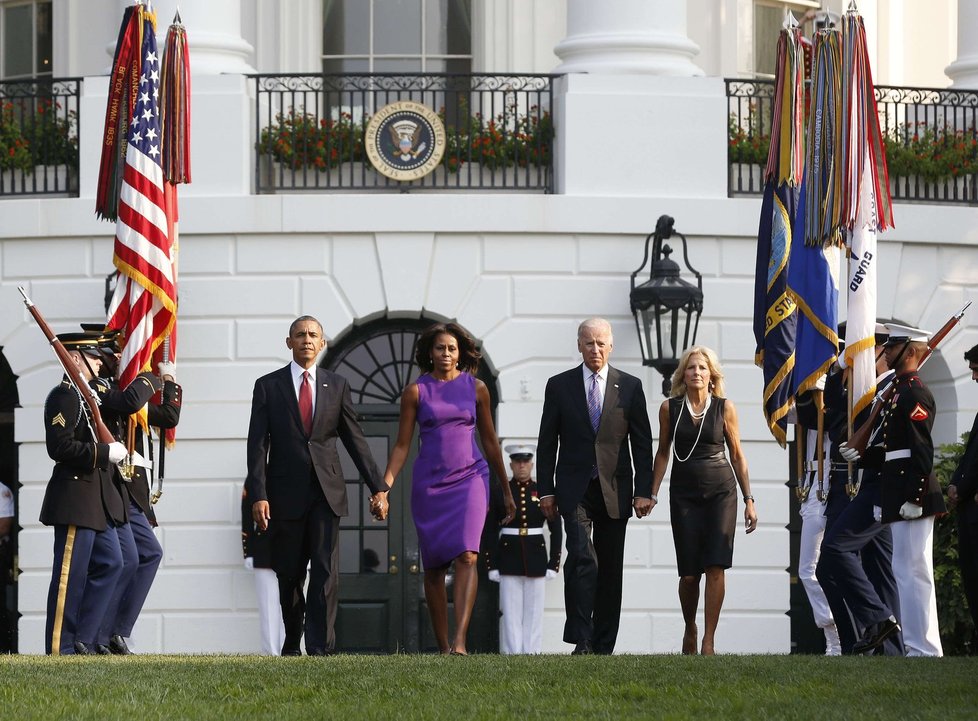 Prezidentský a viceprezidentský pár vychází před Bílý dům
