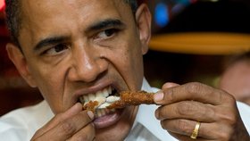 Barack Obama bojuje s kuřecím křidélkem
