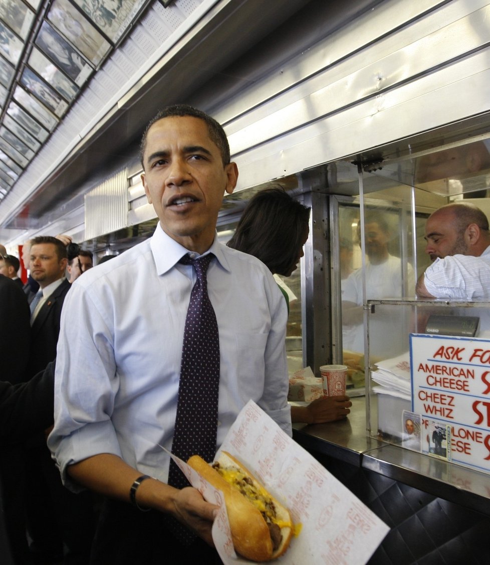 Barackovi Obamovi nedělá problém, dát si něco v &#34;hladovém&#34; okénku: Žije ostatně v kultuře hamburgerů a hot dogů