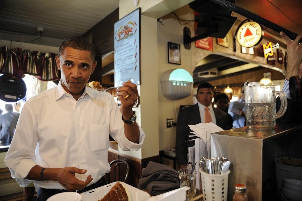 Barack Obama si vychutnává mrkvový cheesecake