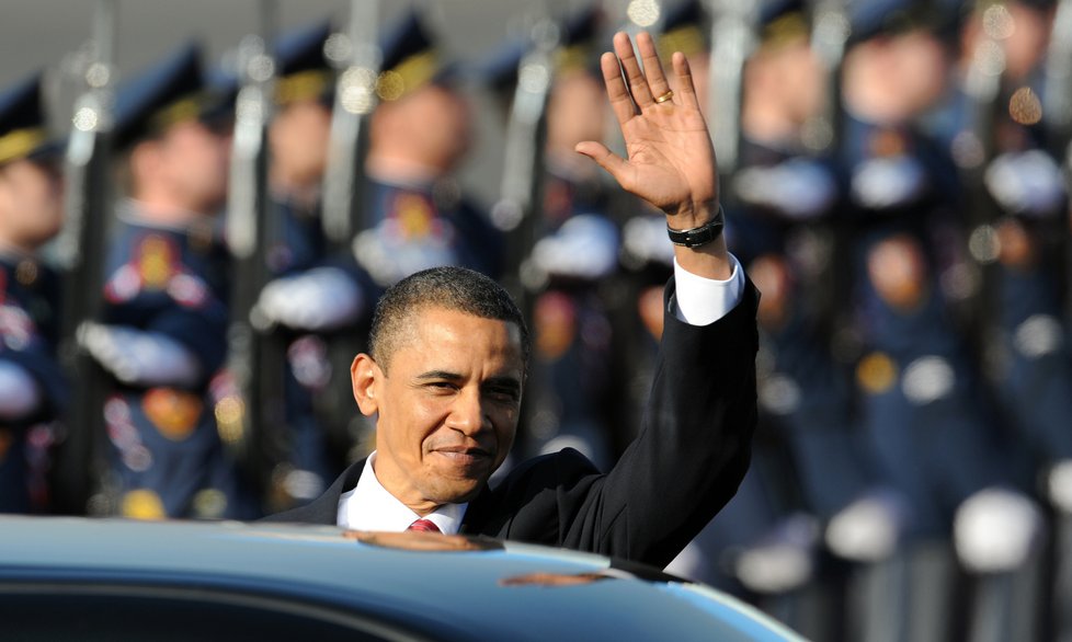 Barack Obama zdraví novináře po příletu do Prahy