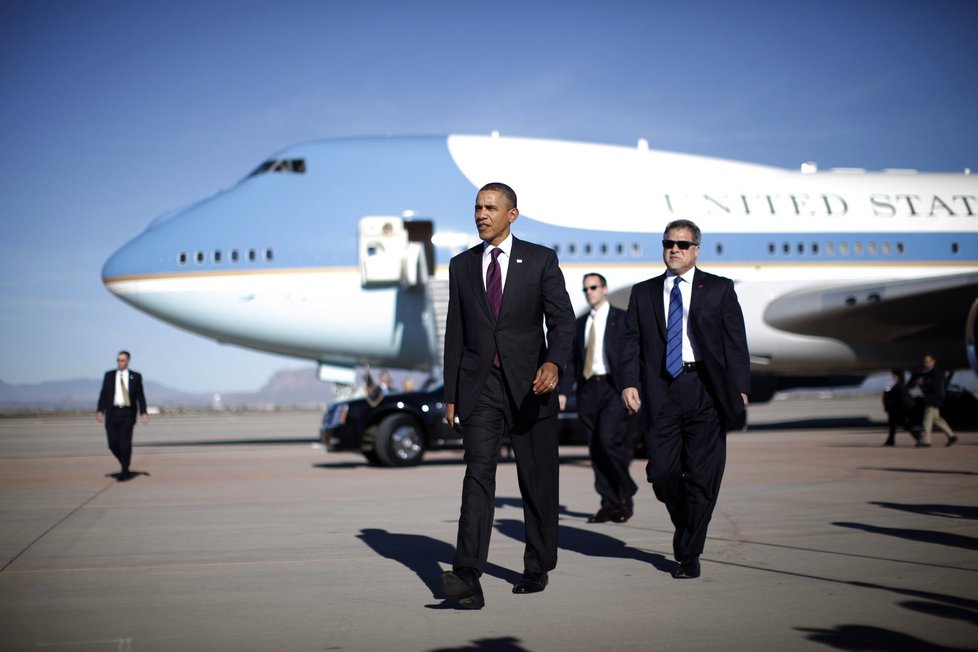 Barack Obama vystupuje z prezidentského letadla.