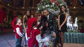 Prezident USA Barack Obama s rodinou - manželkou Michelle a dcerami - o Vánocích