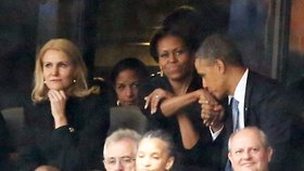 Michelle Obama už nechtěla koukat na to, jak její muž "toká" s blonďatou premiérkou: Barack Obama žehlí u manželky své předchozí chování