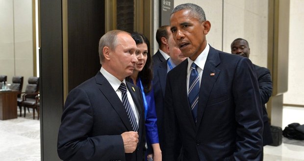 Za hackerské útoky se USA Rusům pomstí, slibuje Obama. Trump je popírá